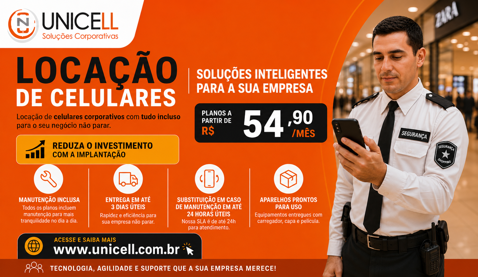 Homem em uniforme de segurança utilizando smartphone em ambiente corporativo.